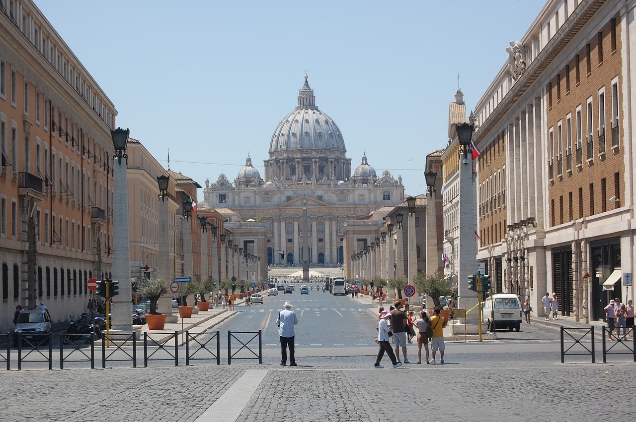 Nel 2025 il Giubileo spinge il turismo: 4 miliardi di euro di spesa e flussi in forte crescita. I pellegrini spendono più della media.