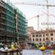 Cantiere edile con gru e ponteggi a simboleggiare il calo della produzione nelle costruzioni rilevato dall'Istat ad agosto 2026.